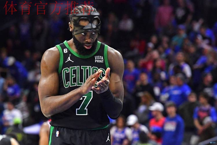 杰伦-布朗和斯图尔特篮下卡位时发生冲突,双方各领一个技犯 杰伦-布朗和斯图尔特篮下卡位时发生冲突,双方各领一个技犯